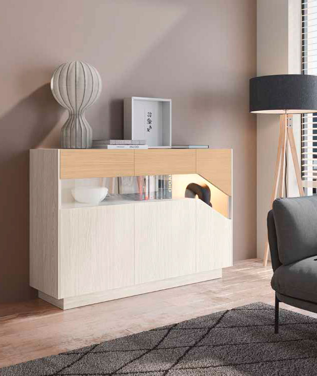 Aparador moderno de la colección Fresh Nº51 con vitrina oblicua iluminada y acabados en madera clara - Muebles Trimobel Getafe